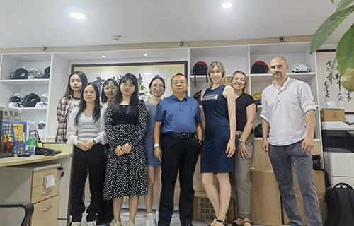 Nhiệt liệt chào mừng khách hàng Nga đến thăm Công ty Khúc côn cầu GY